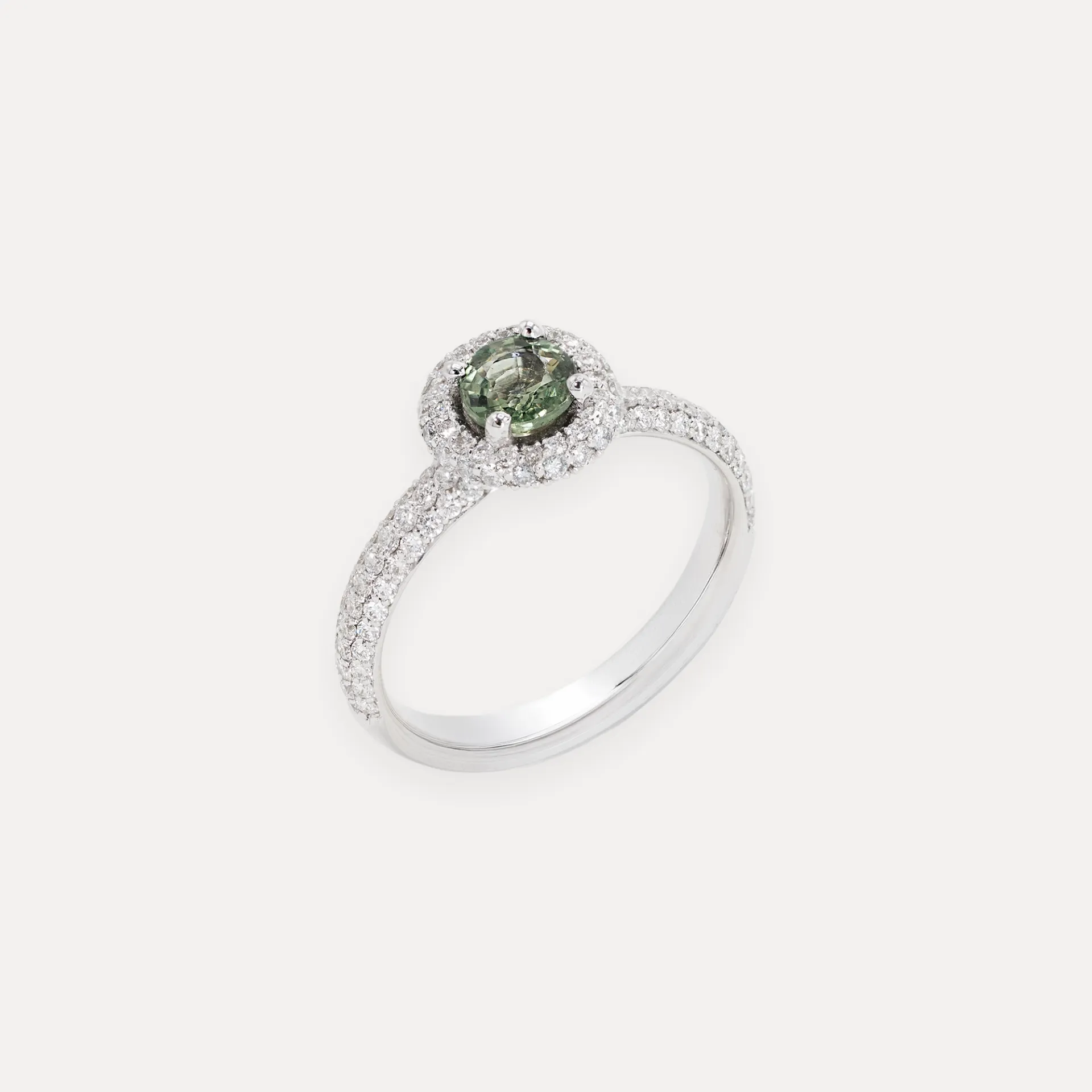 Bague  or blanc 18Kt. 4,4g  saphir vert 0,65ct. diamant 0,66ct.