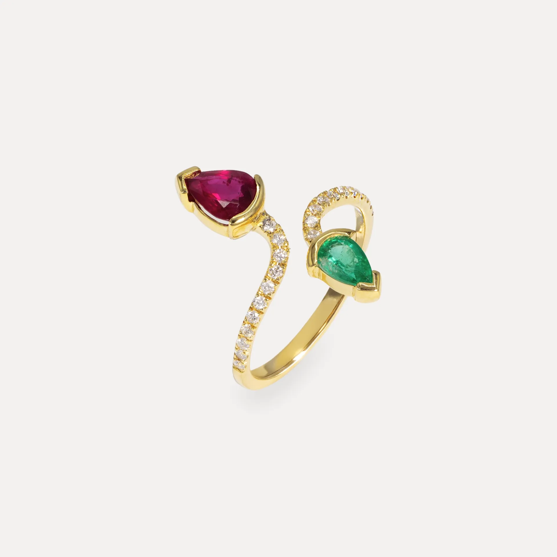[6654] Bague or jaune 18Kt. 2,7g  rubis  0,77ct. émeraude 0,4ct. diamant 0,18ct.