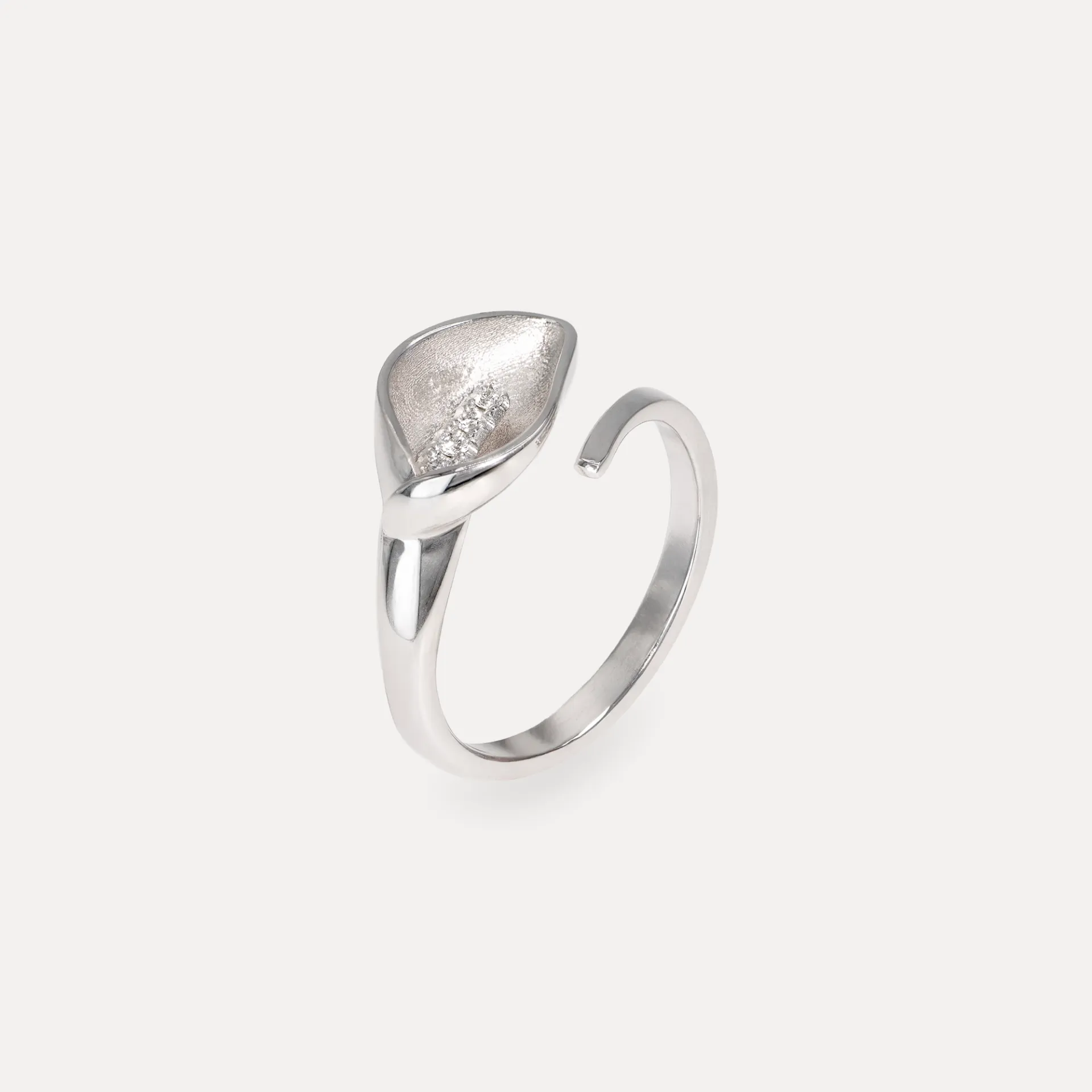 Bague or blanc 18Kt. 3,3g  diamant  0,04ct.