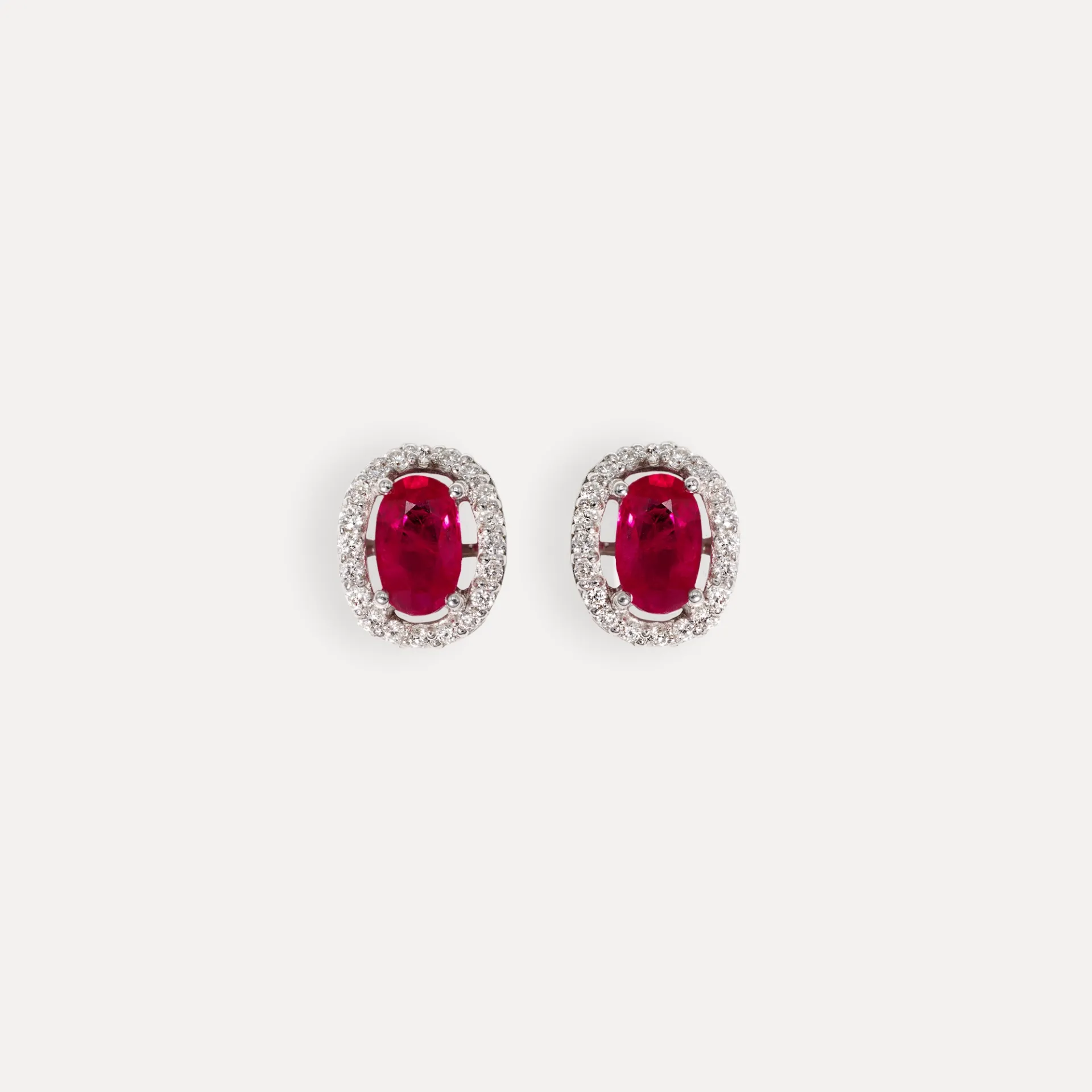 [205798DWR] Boucle d'oreille or blanc 18Kt. 2,2g  rubis  0,66ct. diamant 0,18ct.
