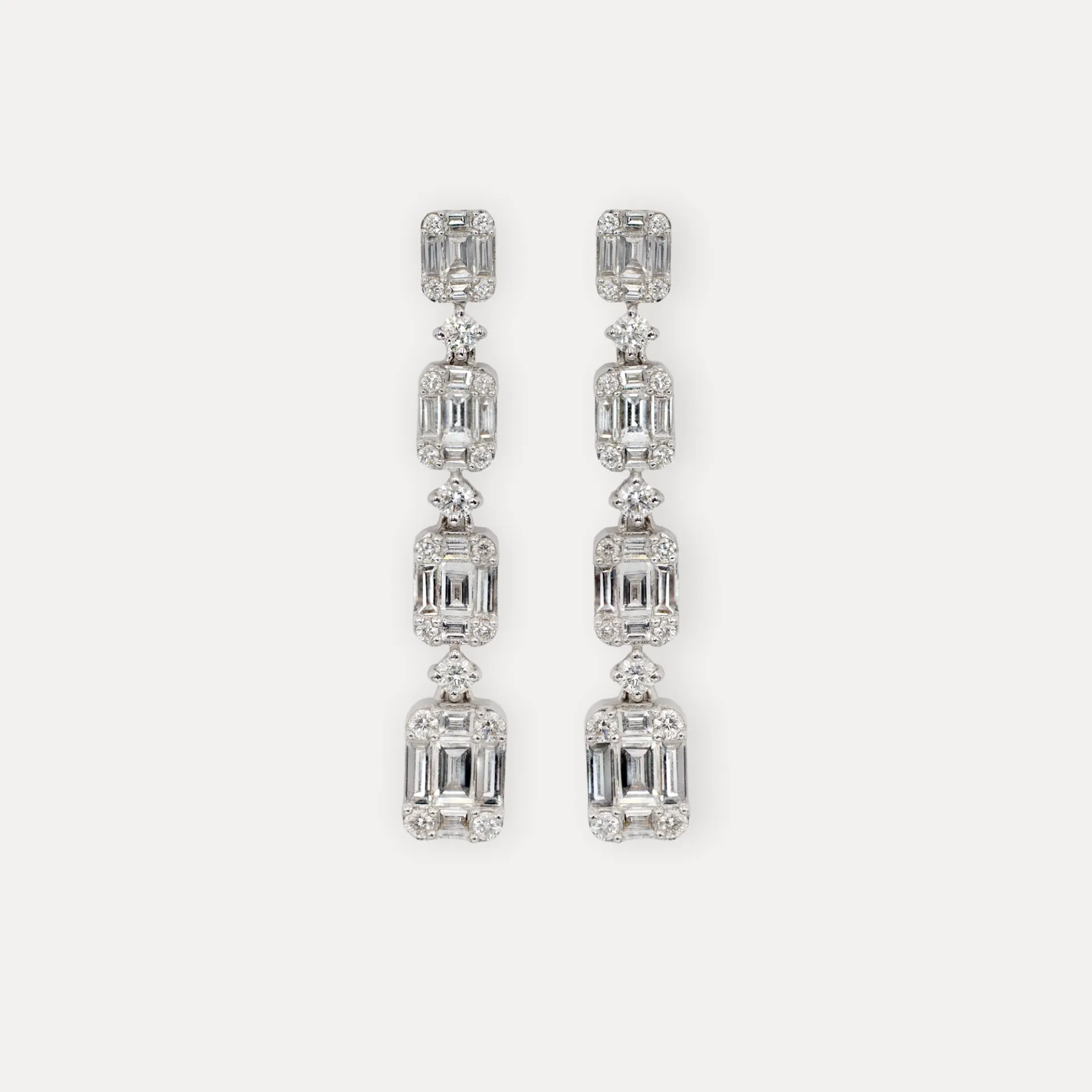 [YV5799DWR9-W] Boucle d'oreille  or blanc 18Kt. 3,54g  diamant 78pc 1,33ct.