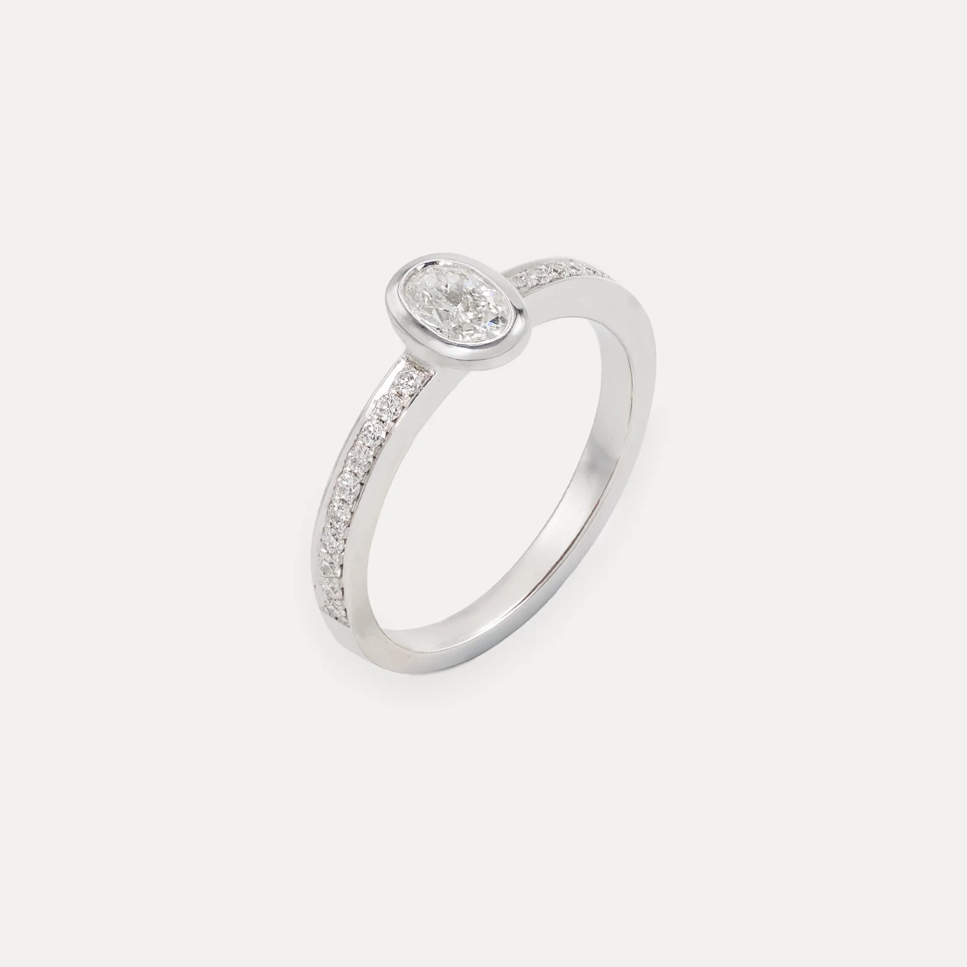 Bague or blanc 18 kt diamant ovale 0.34 ct diamants brillants 0.20 ct 3.5 gr
