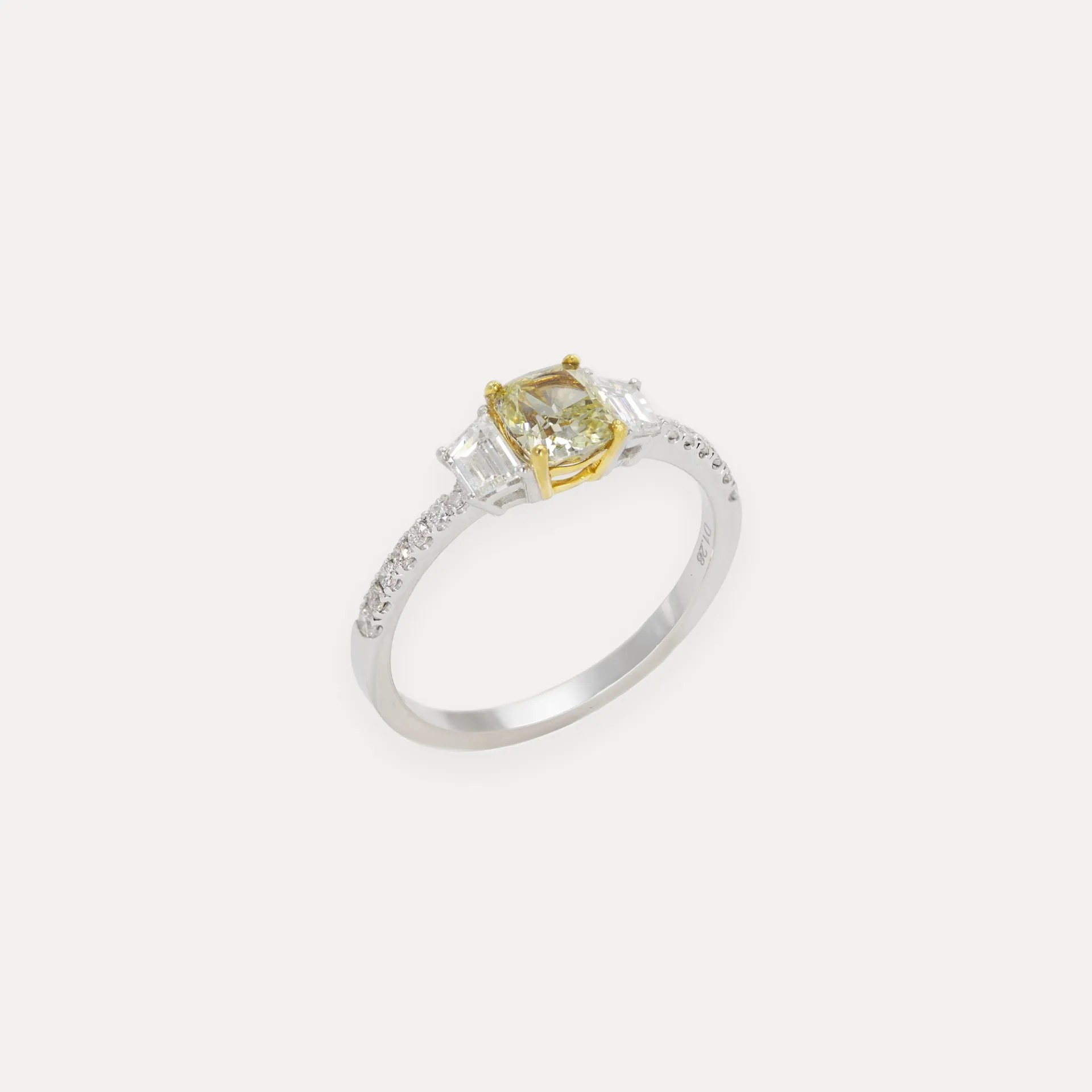 Bague or blanc 18Kt. 2,24g diamant 0,81ct. diamants 0,47ct.