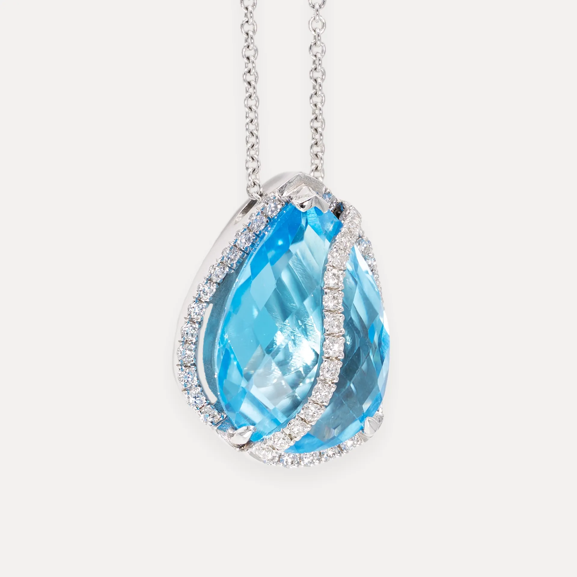[6161] Pendentif or blanc 18Kt. 7g topaze taille poire diamant 0,45ct.