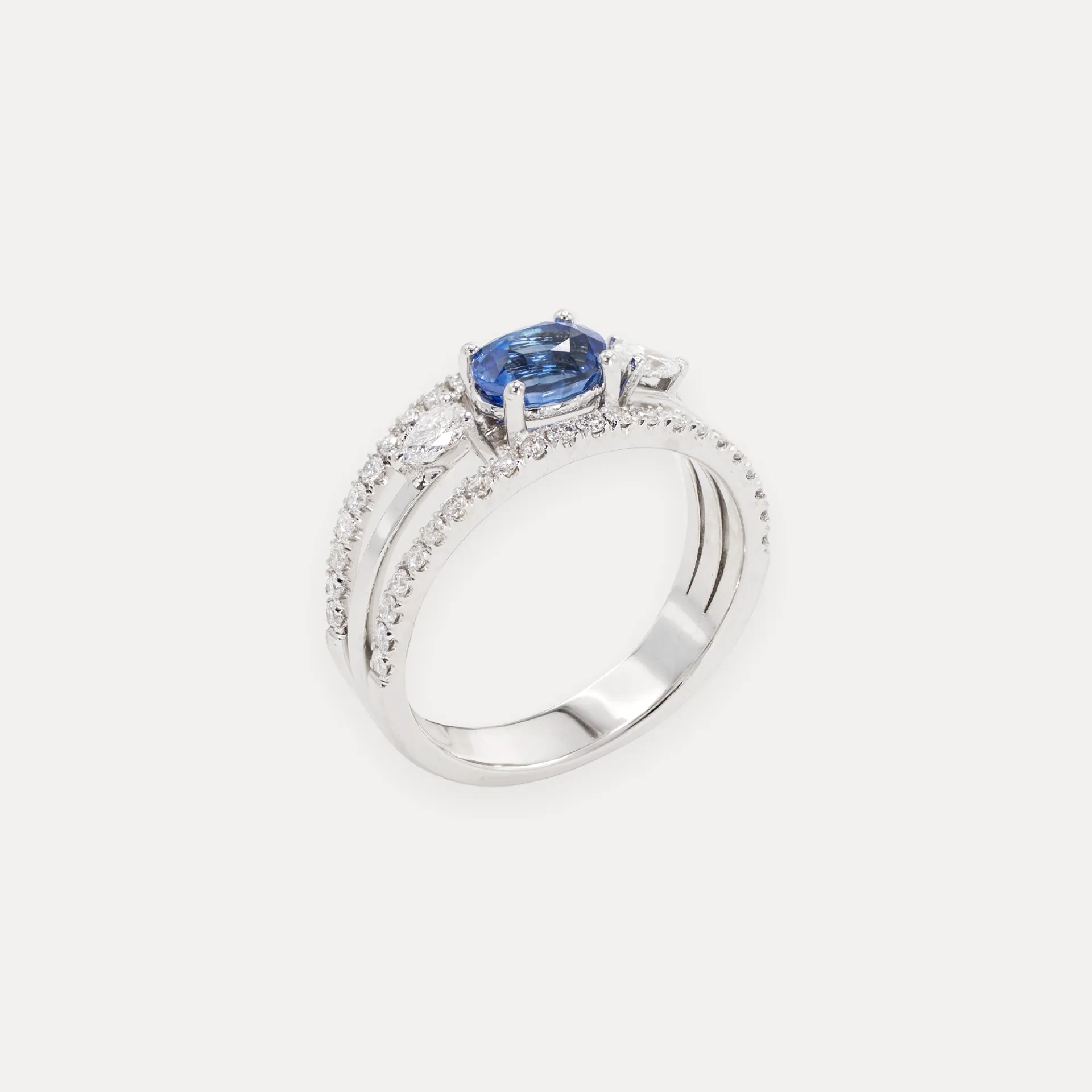 Bague or blanc 18Kt. 4,9g émeraude 0,62ct. diamant 0,36ct. diamant 0,18ct.  