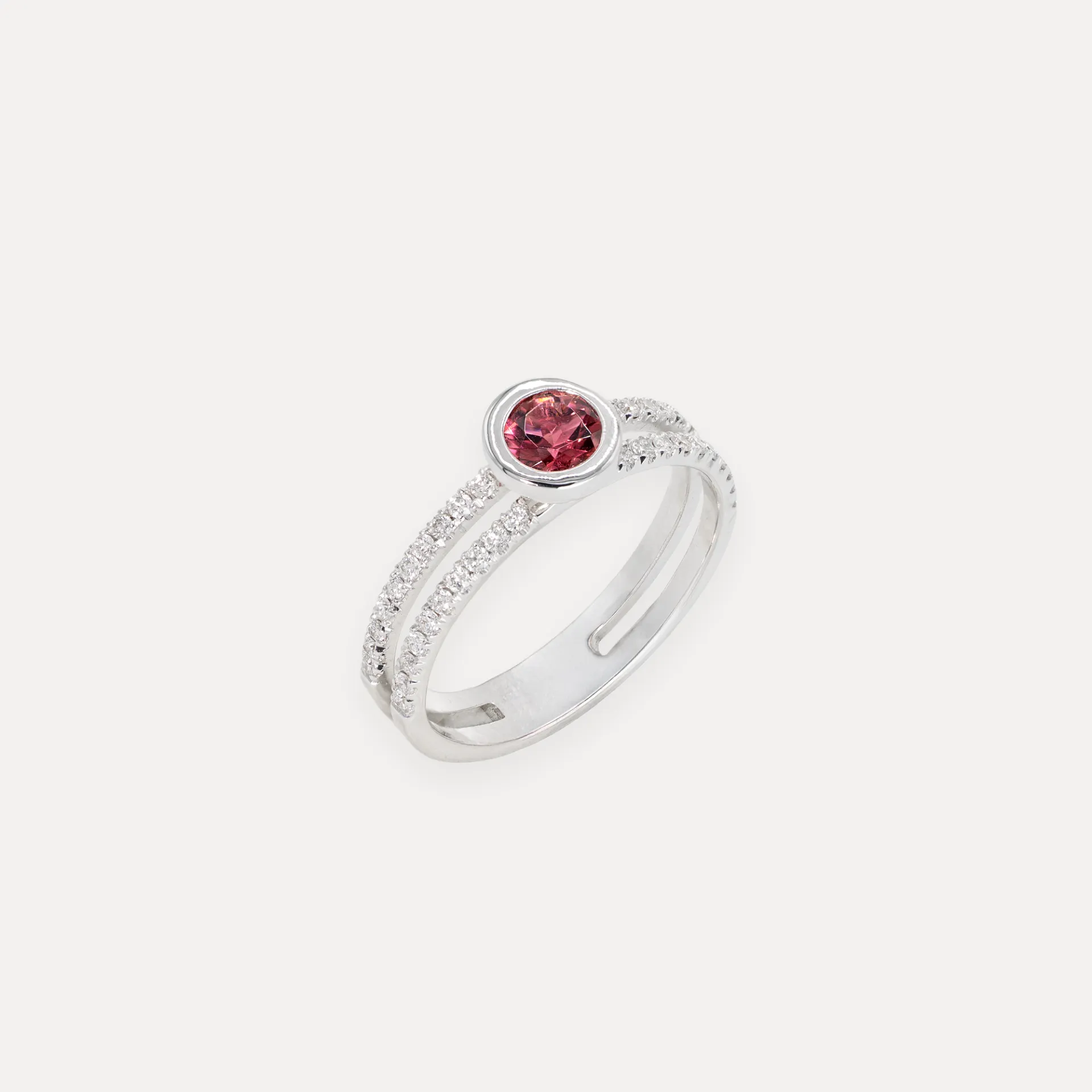 Bague or blanc ovni 18Kt. 3g tourmaline rose 0,32ct. diamant 0,25ct.