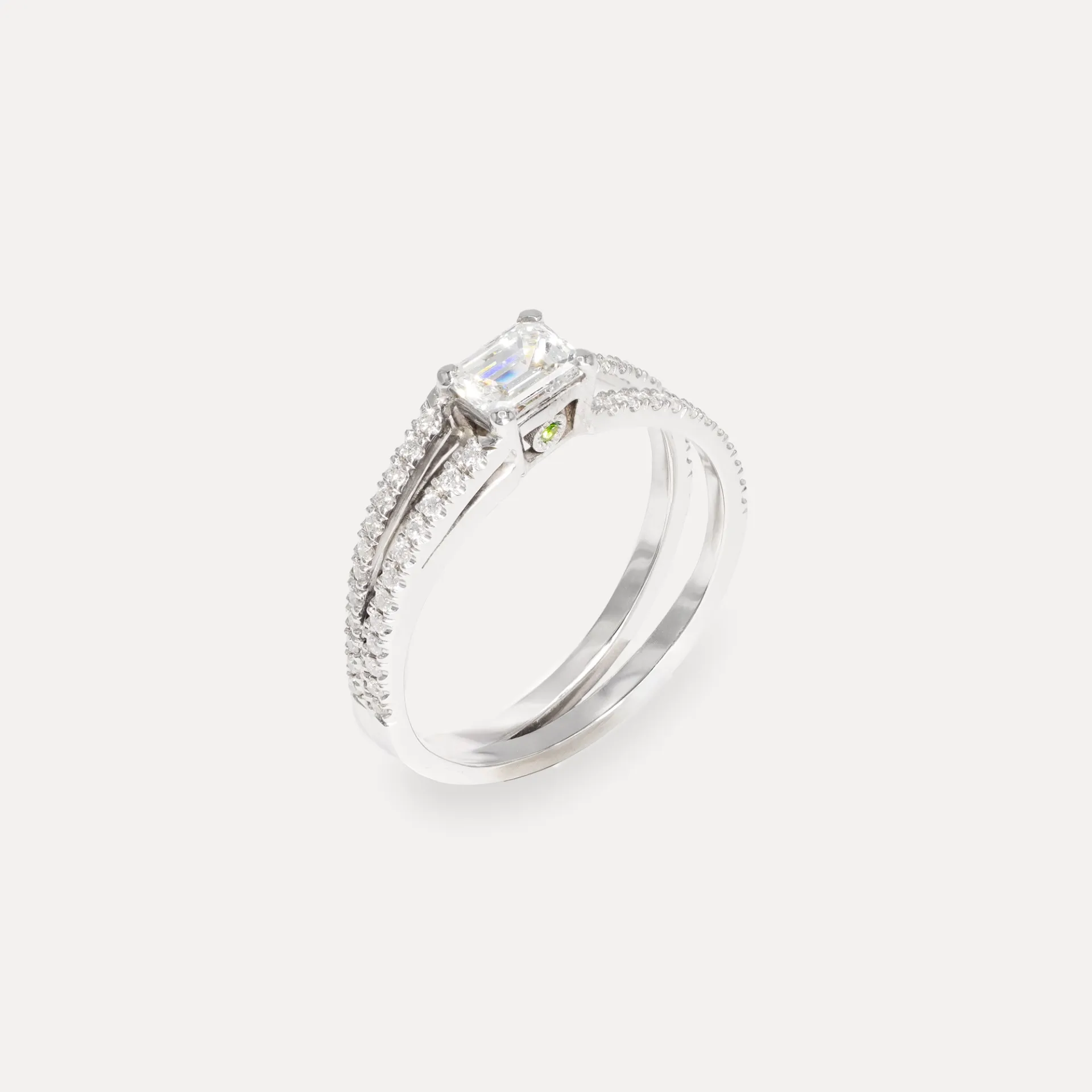 [0018] Bague or blanc 18Kt. diamant 0,53ct. diamant 0,22ct. émeraude 0,02ct.